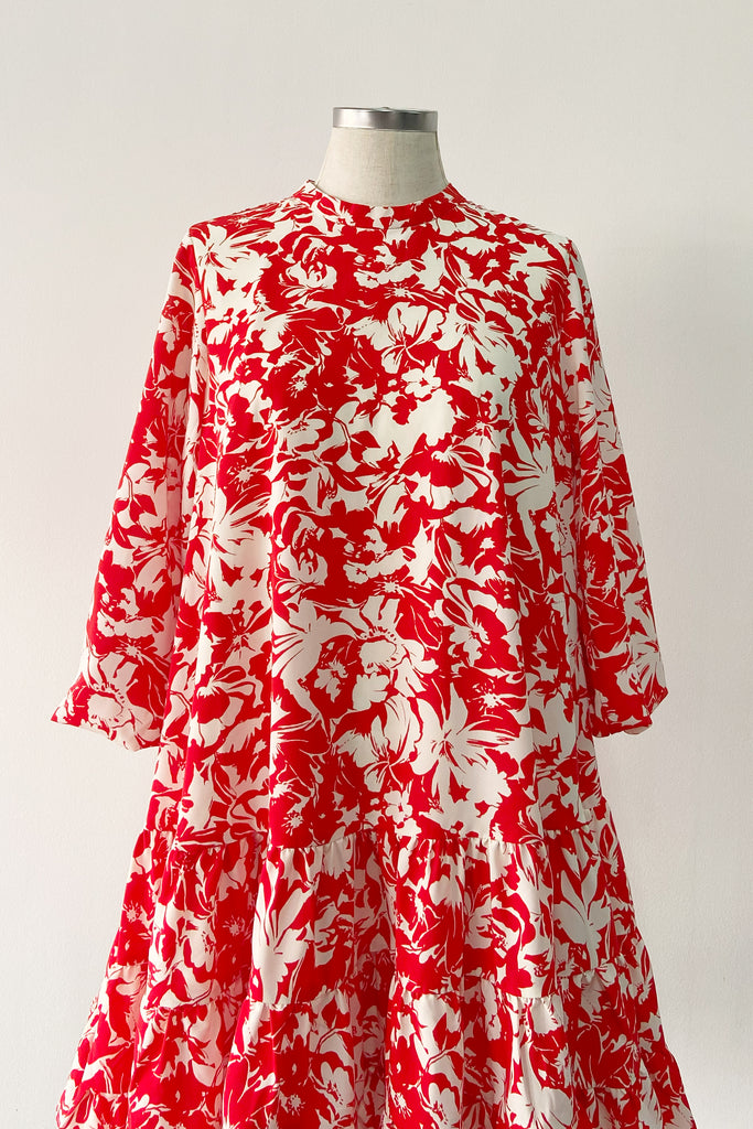 PRINTED TIERED DRESS IN RED