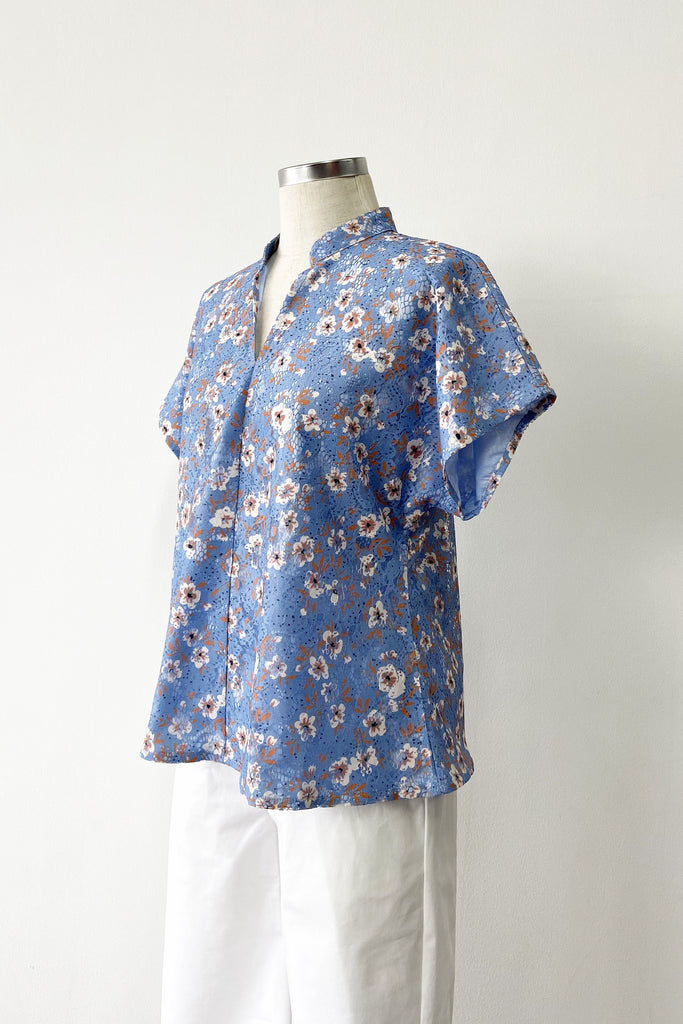 PRINTED LACE TOP IN BLUE